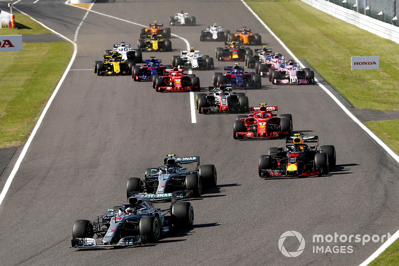 Lewis Hamilton, que largou na pole position, segurou a liderança após a largada e deixou a confusão para seus adversários.