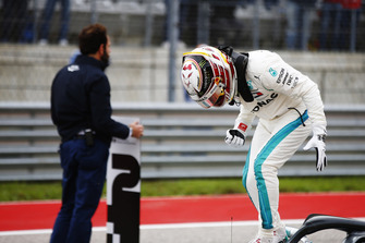 Lewis Hamilton, Mercedes AMG F1, festeggia dopo aver conquistato la Pole Position
