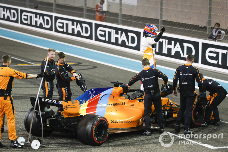 Fernando Alonso, McLaren, saluda a los fanáticos luego de completar su última carrera en la F1