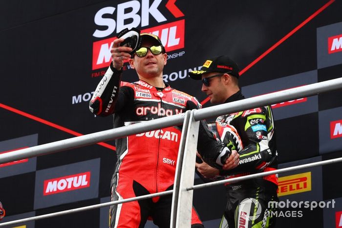 Alvaro Bautista, Aruba.it Racing-Ducati Team throws kneeslider into crowd