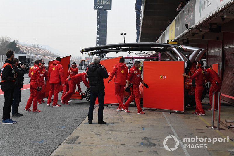 Sebastian Vettel, Ferrari SF90, regresa a pits