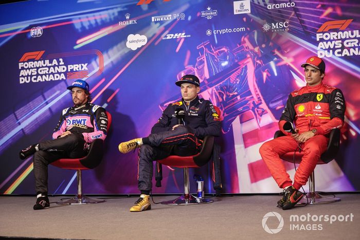 Fernando Alonso, Alpine F1 Team, el hombre de la pole Max Verstappen, Red Bull Racing, Carlos Sainz, Ferrari, en la rueda de prensa posterior a la clasificación