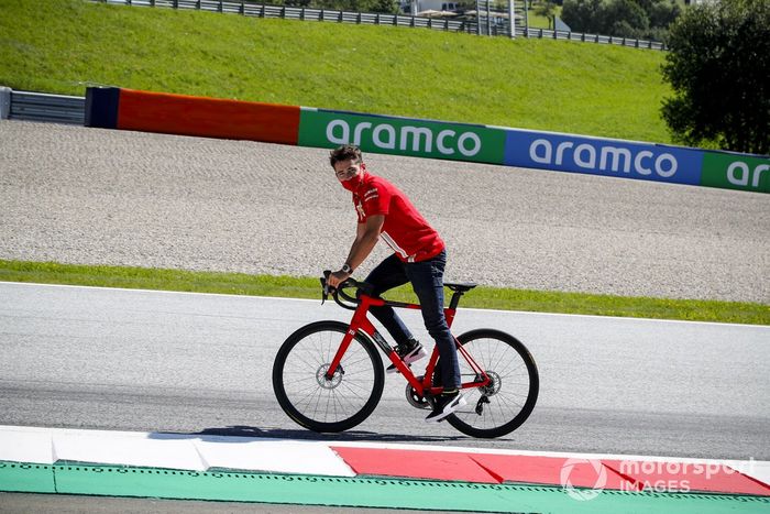 Charles Leclerc, Ferrari recorre el circuito en bici