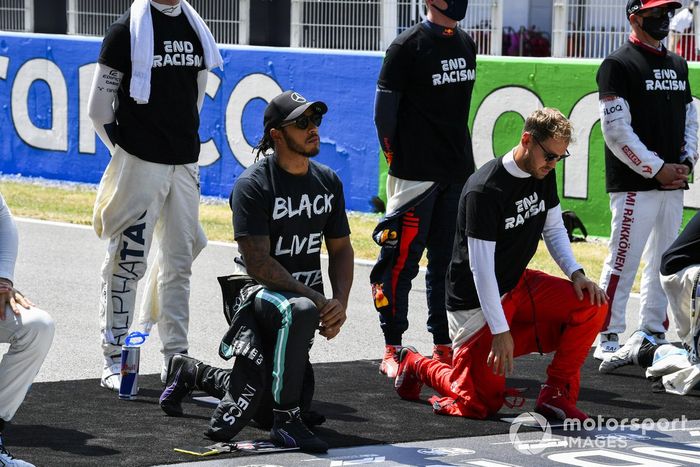 Lewis Hamilton, Mercedes-AMG Petronas F1, Sebastian Vettel, Ferrari, y los otros pilotos se arrodillan en la parrilla para apoyar la campaña 
