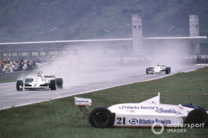 Carlos Reutemann seguido por su compañero de equipo Alan Jones, Williams FW07C Ford