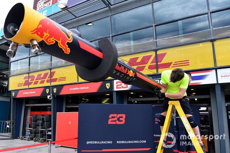 Un miembro del equipo de Red Bull empaca el equipo en los pits