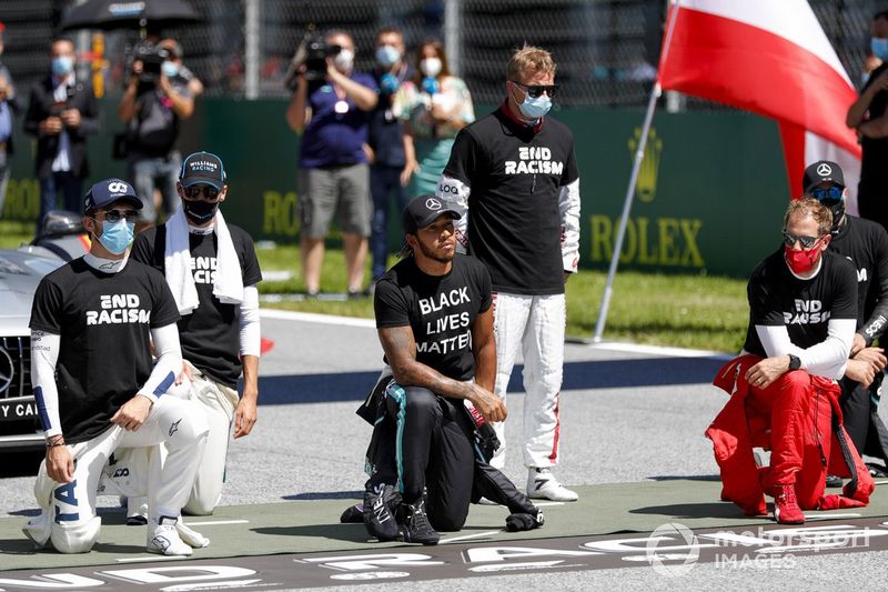 Nicholas Latifi, Williams Racing, George Russell, Williams Racing, Lewis Hamilton, Mercedes-AMG Petronas F1, Kimi Raikkonen, Alfa Romeo, Sebastian Vettel, Ferrari, Valtteri Bottas, Mercedes-AMG Petronas F1, arrodillados en apoyo de la campaña Black Lives Matter
