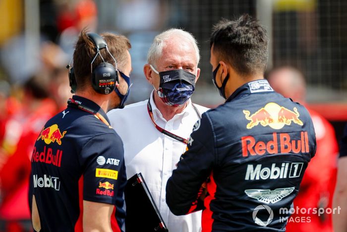 Alex Albon, Red Bull Racing, habla con Helmut Marko, Consultor de Red Bull Racing