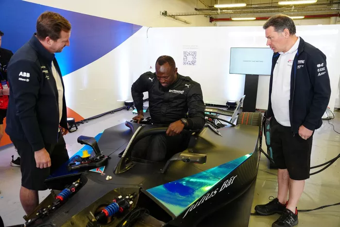 Usain Bolt prueba por primera vez el GENBETA de Fórmula E