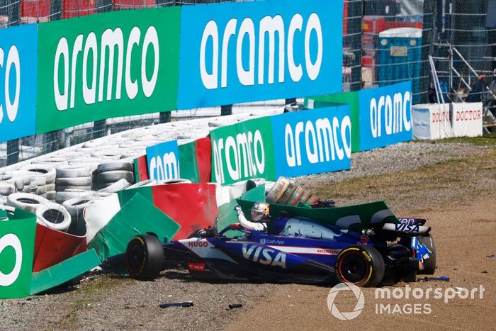 Los coches de Daniel Ricciardo, RB F1 Team VCARB 01 y Alex Albon, Williams FW46 en la barrera de neumáticos tras chocar en la primera vuelta.