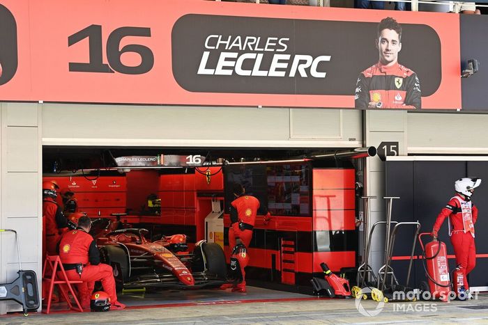 El coche retirado de Charles Leclerc, Ferrari F1-75, en el garaje 