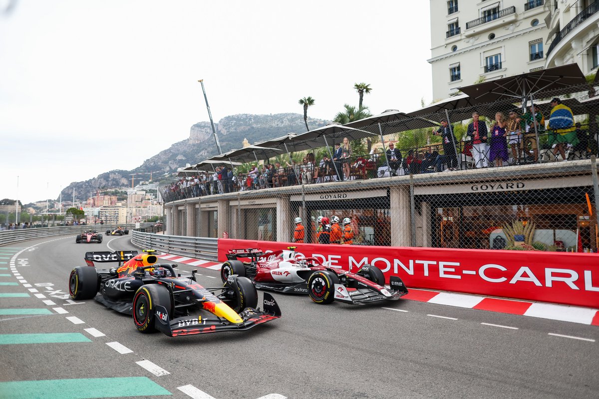 Sergio Perez, Red Bull Racing RB18, Zhou Guanyu, Alfa Romeo C42