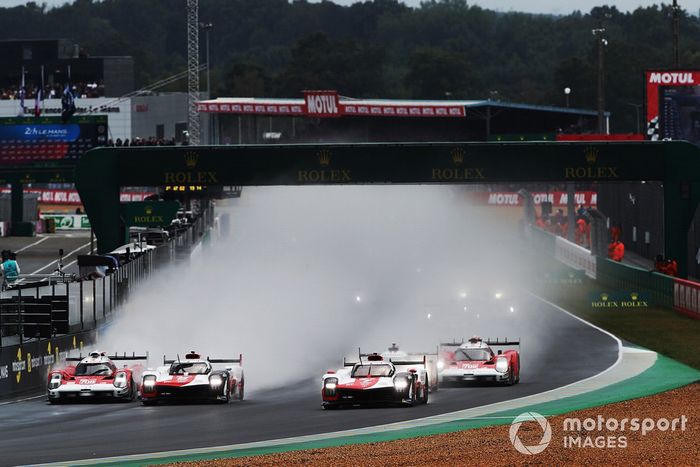 Inicio, #7 Toyota Gazoo Racing Toyota GR010 - Hybrid Hypercar, Mike Conway, Kamui Kobayashi, José María López ,  #8 Toyota Gazoo Racing Toyota GR010 - Hybrid Hypercar, Sebastien Buemi, Kazuki Nakajima, Brendon Hartley
