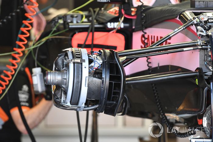 Sahara Force India VJM10, freno delantero y detalle de la rueda
