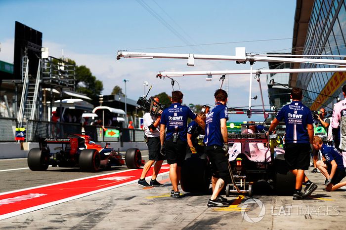 Fernando Alonso, McLaren MCL32, pasa a Sergio Pérez, Force India