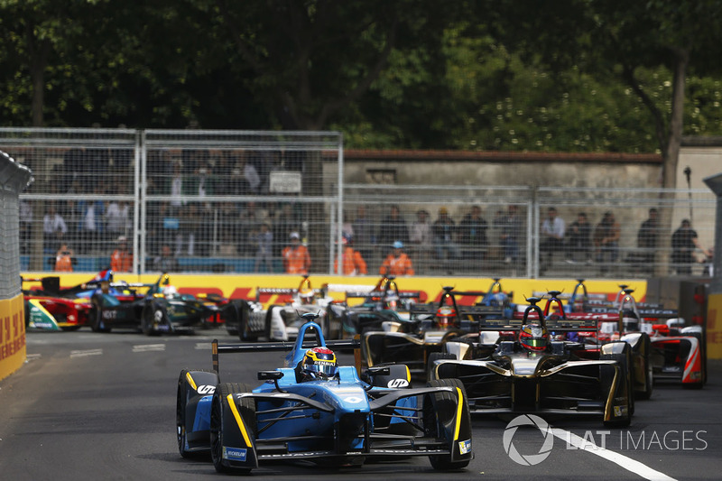 Sébastien Buemi, Renault e.Dams, leads Jean-Eric Vergne, Techeetah, at the start of the race