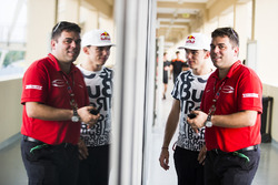 René Rosin - Team Manager, PREMA Racing, avec Pierre Gasly, PREMA Racing