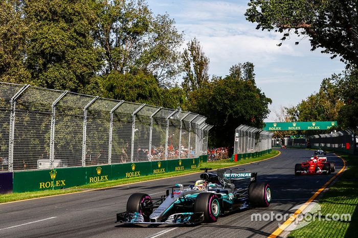 Lewis Hamilton, Mercedes AMG F1 W08, Sebastian Vettel, Ferrari SF70H