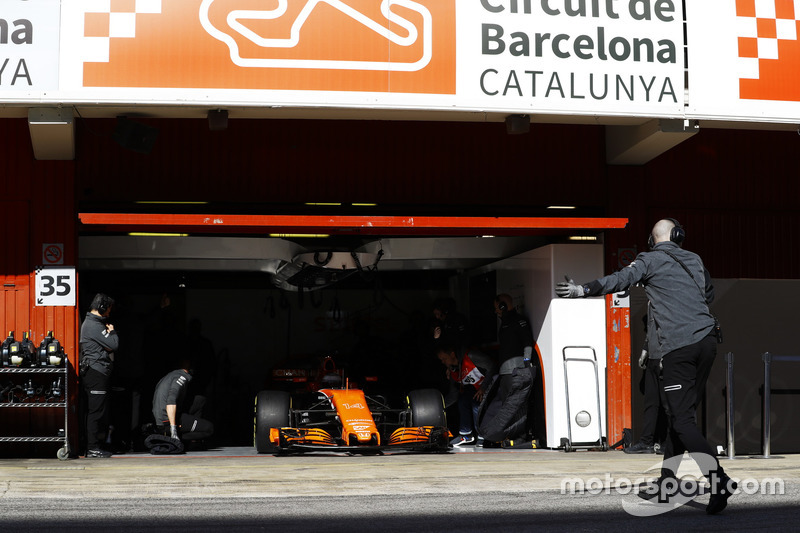 La puerta de garaje de McLaren se levanta para que Fernando Alonso, McLaren MCL32 entre en el pit la