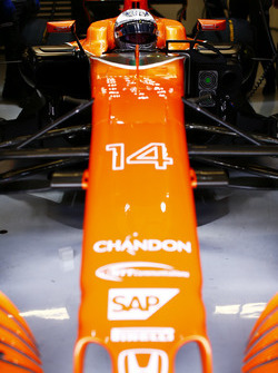 Фернандо Алонсо в боксах с открытым визором, McLaren MCL32