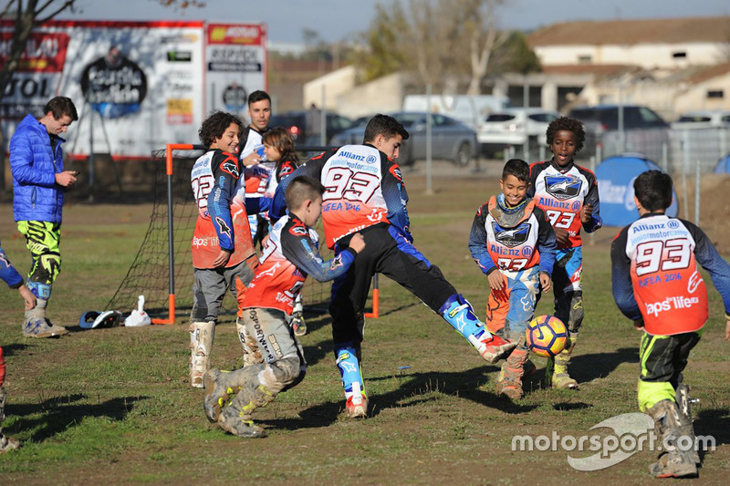 Marc Marquez con los participantes