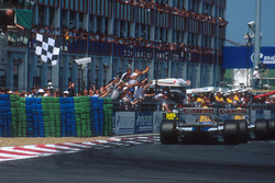 Alain Prost, Williams FW15C Renault, s'impose devant Damon Hill, Williams FW15C Renault