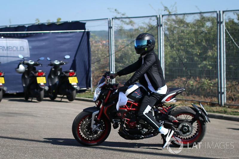 Льюіс Хемілтон на мотоциклі MV Agusta Dragster RR LH44 Limited Edition