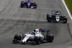 Lance Stroll, Williams FW40, Kevin Magnussen, Haas F1 Team VF-17, Daniil Kvyat, Scuderia Toro Rosso