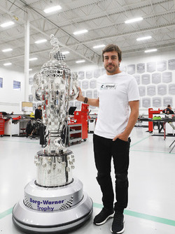 Fernando Alonso mit der Borg-Warner-Trophy