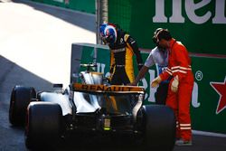 Jolyon Palmer, Renault Sport F1 Team, sale de su coche chocado