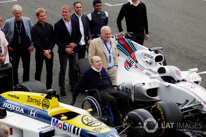 Sir Frank Williams, Patrick Head, le Williams FW40 e FW11 Honda. Dietro, Damon Hill, Nico Rosberg, D