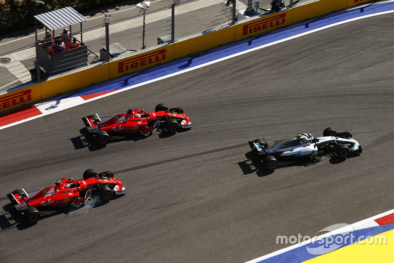 Valtteri Bottas, Mercedes AMG F1 W08; Sebastian Vettel, Ferrari SF70H; Kimi Räikkönen, Ferrari SF70H