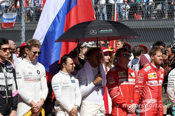 Pilotos durante el himno