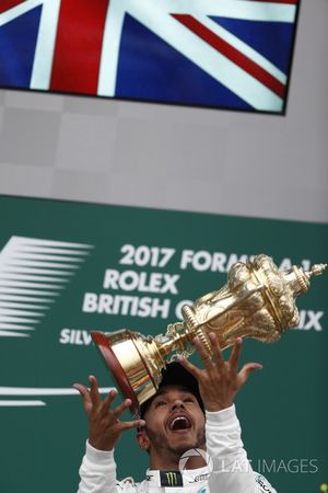 Podio: Ganador de la carrera Lewis Hamilton, Mercedes AMG F1, deja caer el trofeo en el aire