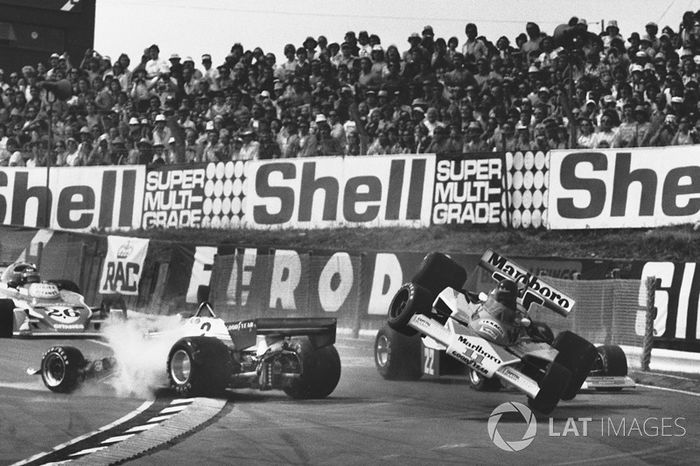 Choque Clay Regazzoni, Ferrari 312T2, James Hunt, McLaren M23
