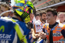Валентино Россі Yamaha Factory Racing, потискає руку Марку Маркесу, Repsol Honda Team