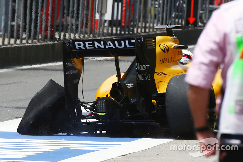 Kevin Magnussen, Renault Sport F1 Team RS16 returns to the pits with a punctured rear left Pirelli t