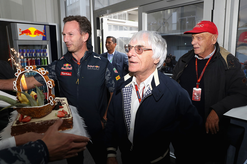 El jefe supremo de la F1 Bernie Ecclestone con un pastel de cumpleaños de parte de Christian Horner, Red Bull Racing director del equipo, Niki Lauda, Mercedes GP presidente no ejecutivo