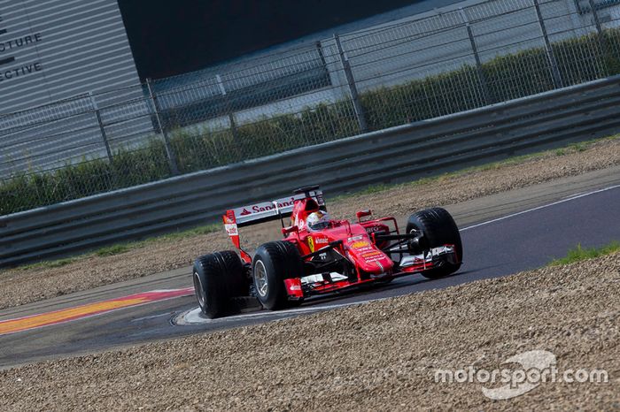Sebastian Vettel, Ferrari pruebas de la especificación de Pirelli 2017