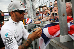 Il vincitore della gara Lewis Hamilton, Mercedes AMG F1 festeggia con i tifosi