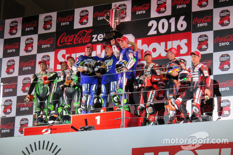 Podio: i vincitori #21 Yamaha Factory Racing Team: Katsuyuki Nakasuga, Pol Espargaro, Alex Lowes, al secondo posto #87 Team Green: Akira Yanagawa, Kazuki Watanabe, Leon Haslam, al terzo posto #12 Yoshimura Suzuki: Takuya Tsuda, Joshua Brookes
