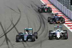 Lewis Hamilton, Mercedes AMG F1 Team W07 en Felipe Massa, Williams FW38