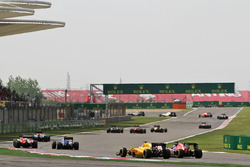 Kevin Magnussen, Renault Sport F1 Team RS16, en Max Verstappen, Scuderia Toro Rosso STR11