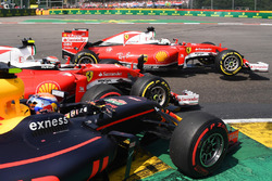 Sebastian Vettel, Ferrari, Kimi Raikkonen, Ferrari, Max Verstappen, Red Bull Racing chocan en la chi