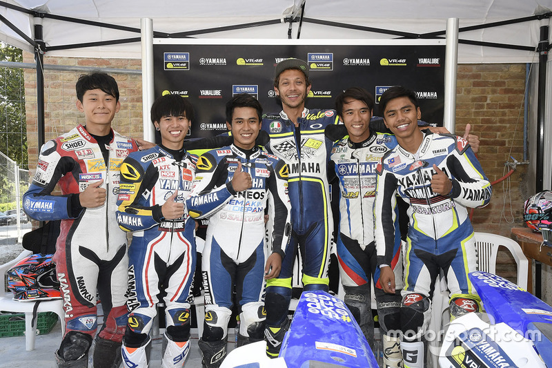 Valentino Rossi and the participants of the Yamaha VR46 Master Camp