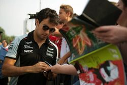 Sergio Pérez, Sahara Force India F1 firma de autógrafos para los fans
