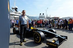 Mario Isola, Pirelli Racing Manager con el coche de Pirelli F1