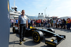 Mario Isola, Pirelli Racing Manager met de Pirelli F1-wagen