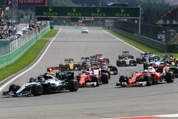 Start: Nico Rosberg, Mercedes AMG F1 W07 Hybrid, führt