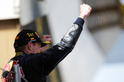 Il vincitore Max Verstappen, Red Bull Racing festeggia sul podio con lo champagne